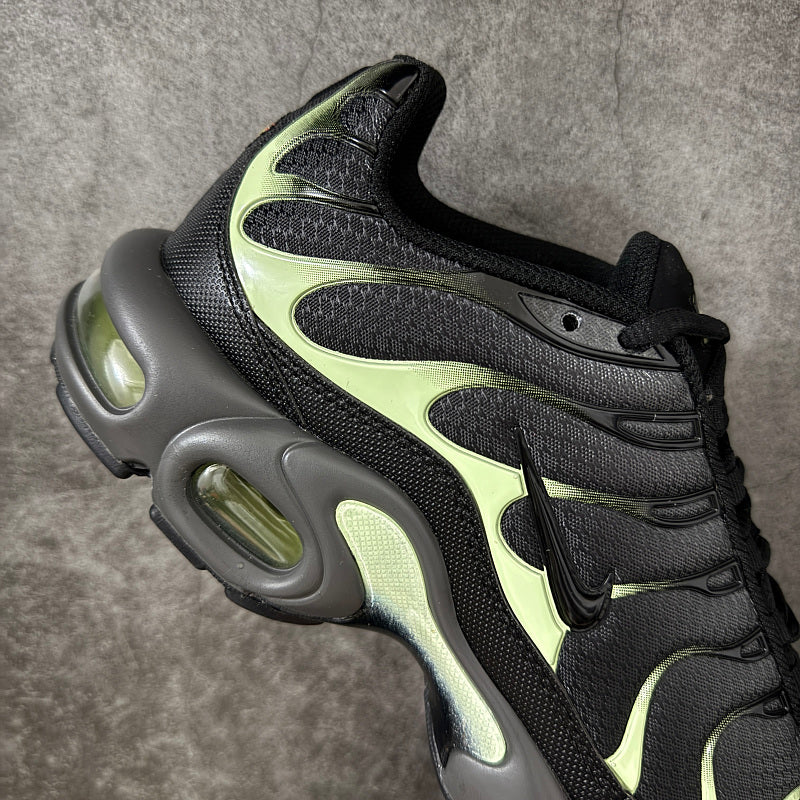 Nike Air Max Plus - Black/Luminous Green