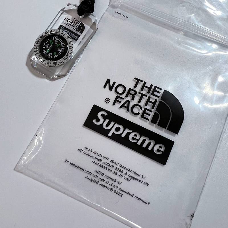 The North Face x Supreme Compass Keychain - Red/Black/White