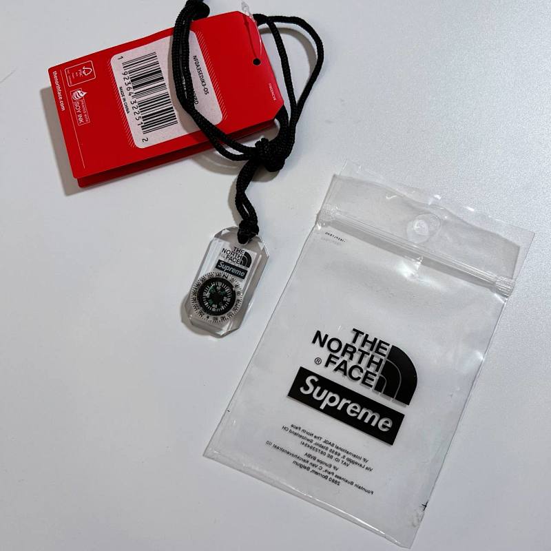 The North Face x Supreme Compass Keychain - Red/Black/White