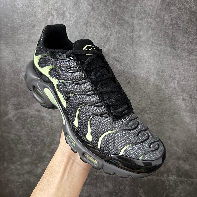 Nike Air Max Plus - Black/Luminous Green