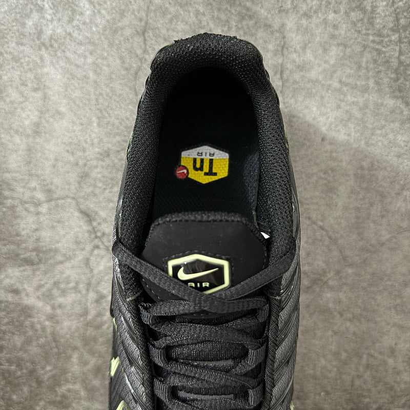 Nike Air Max Plus - Black/Luminous Green
