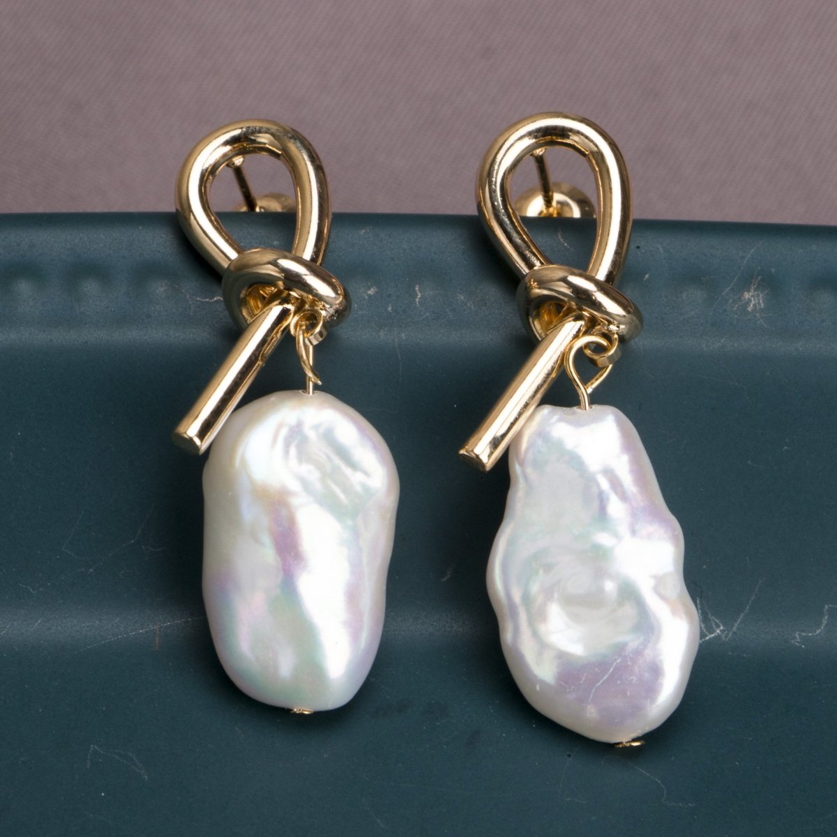 Feng Shui Pearl Gold Knot Wealth Earring