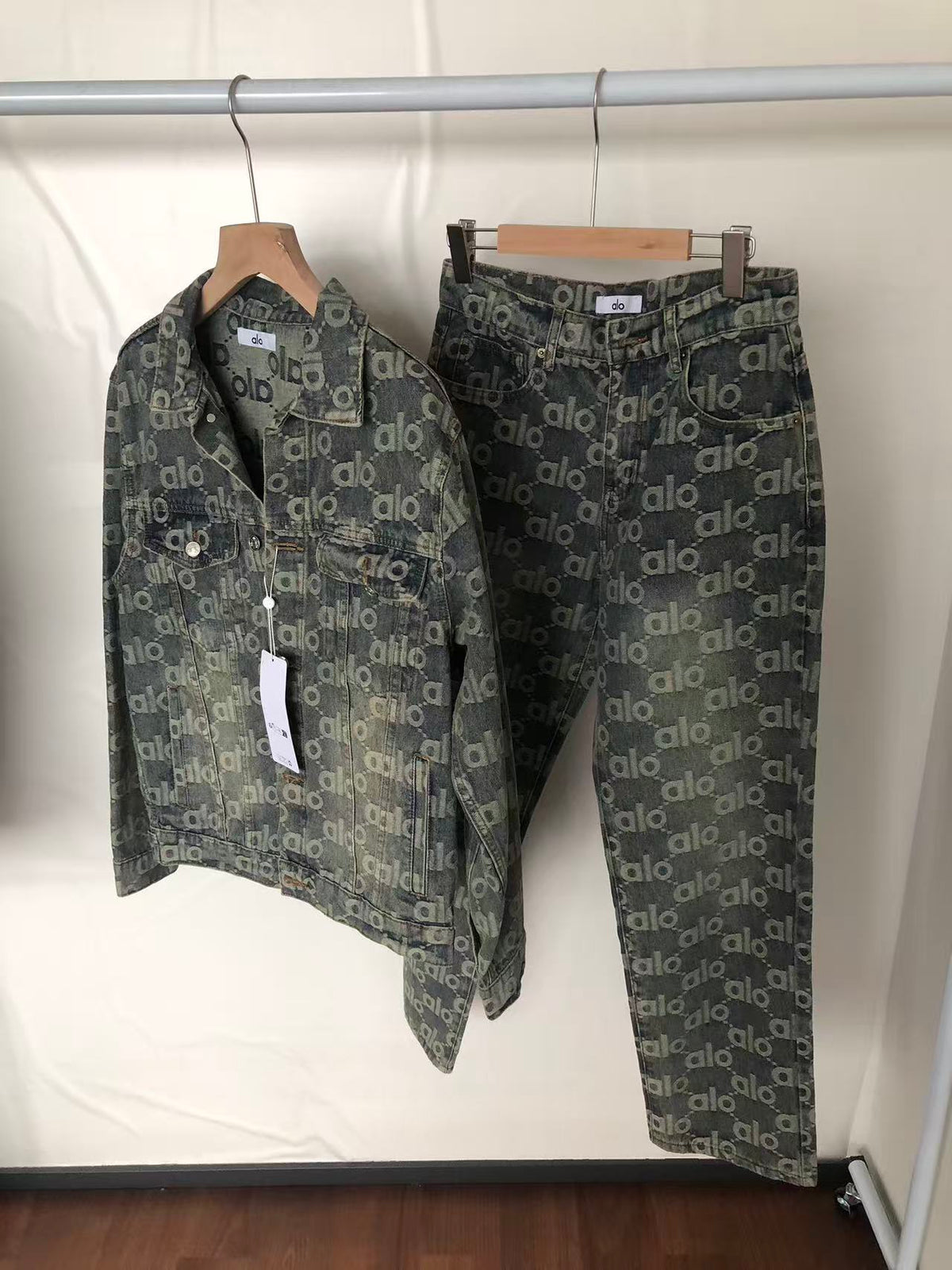 Alo Yoga Jacket & Pants Set