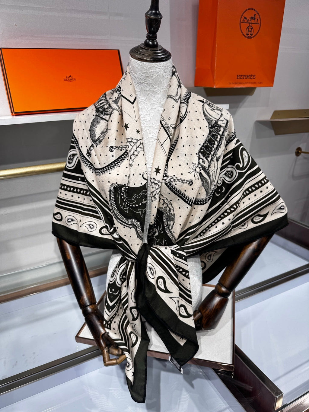 Hermès Grand Apparat Bandana Shawl 140x140cm Cream Dark Green Cashmere Silk 212699