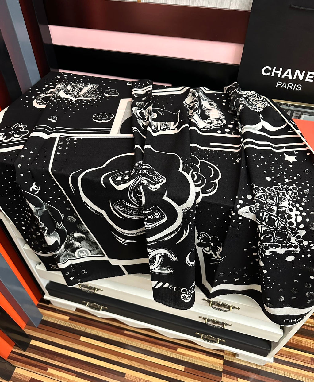 CC Camellia Letter Print 140cm Black White Black Cashmere 153107