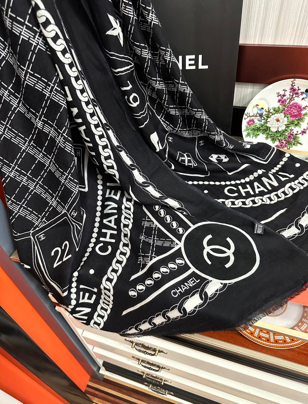 CC Camellia Letter Print 200cm Black White Cashmere 153112