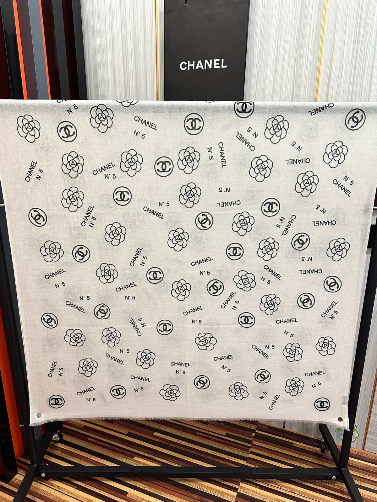 CC 26s Scarf 200cm White Black Cashmere 271204