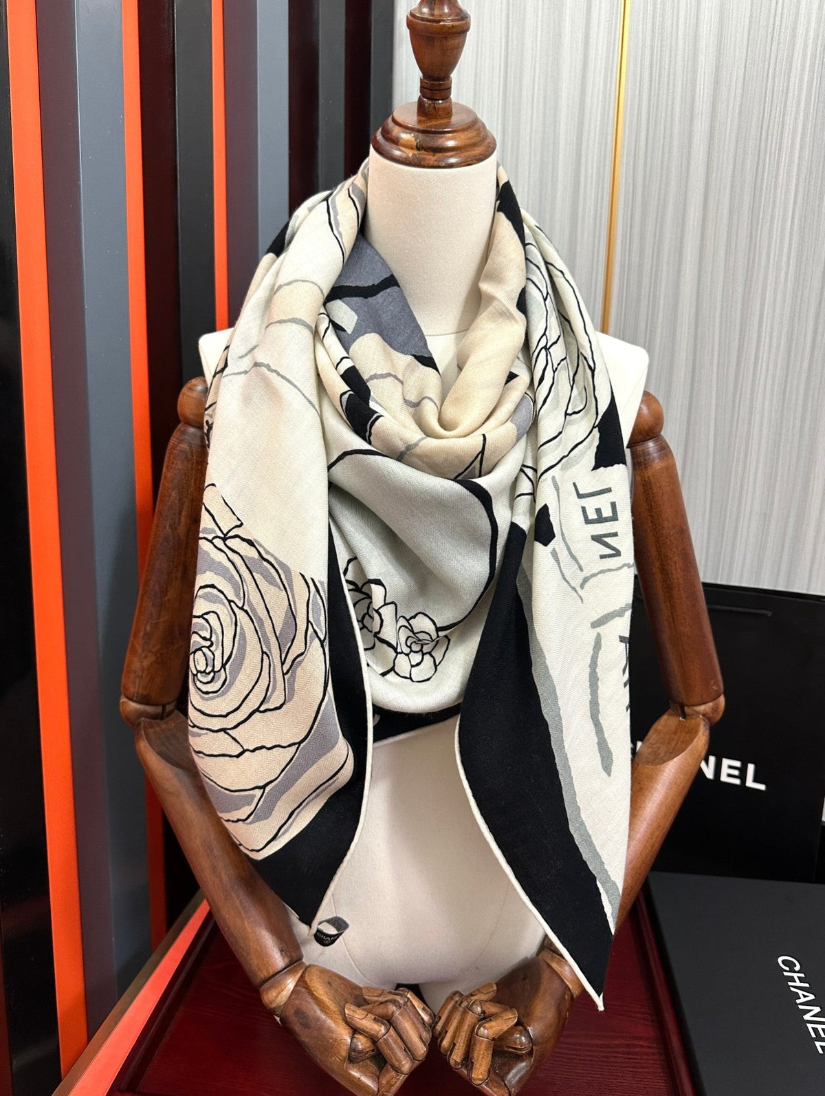 CC 26s Scarf 140 In Cashmere And Silk 439391