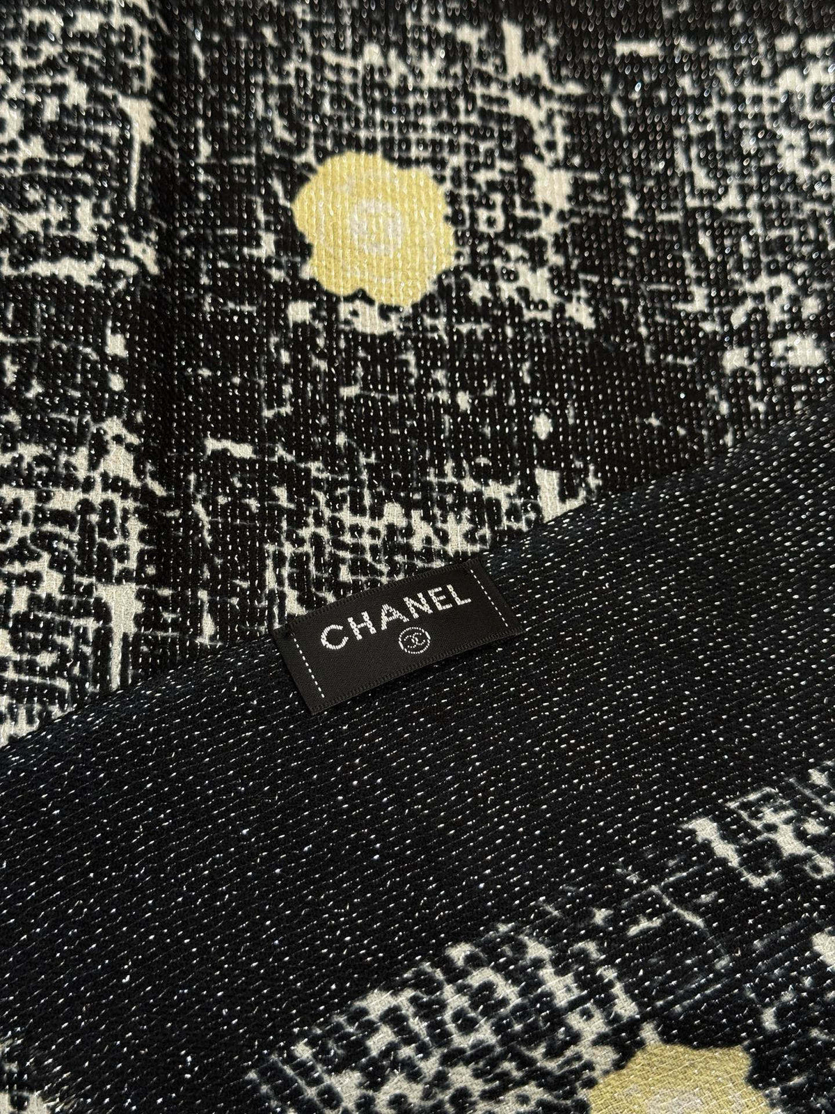 CC 25 Camellia Scarf 110cm Black Cashmere 293164