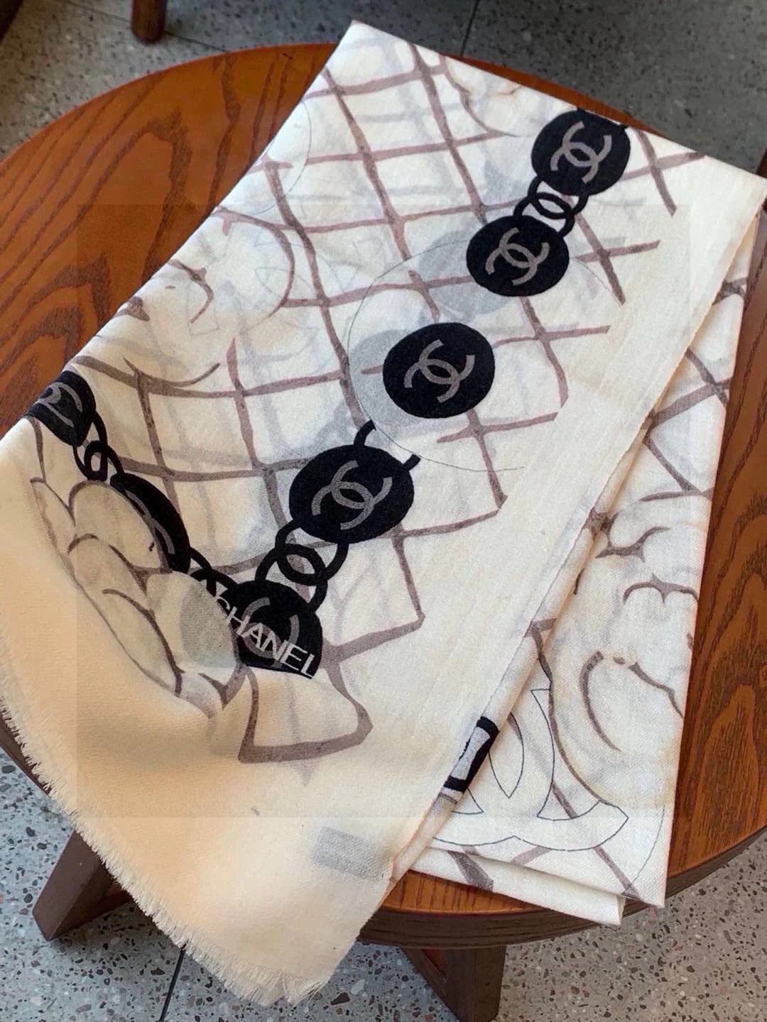 CC 25S SCARF 200 IN SILK 724722