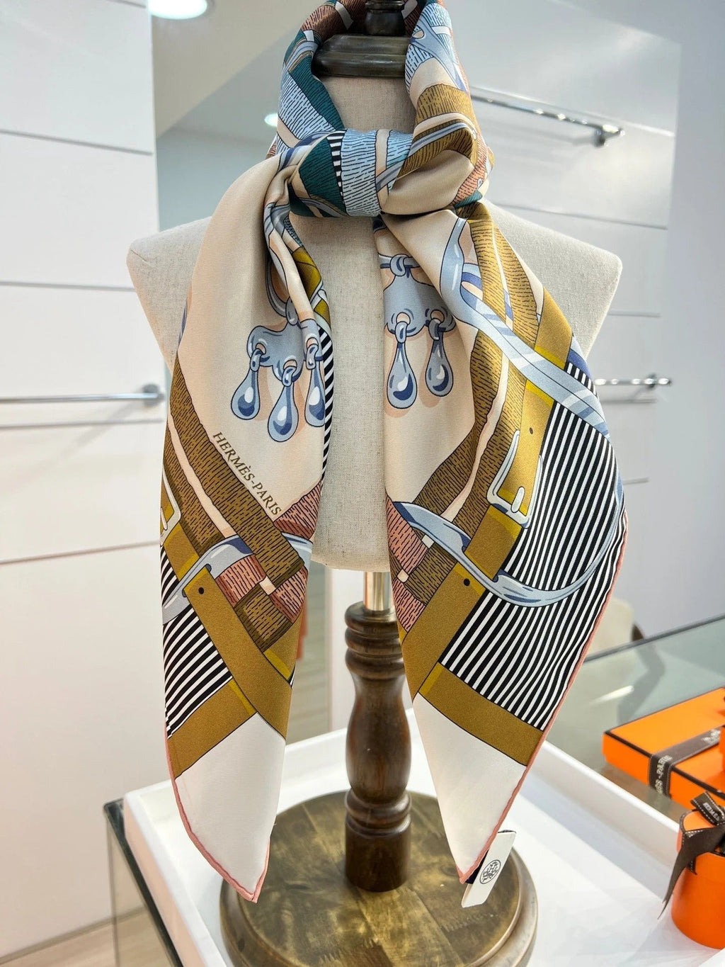 HM 26s Double-sided Scarf 90 Beige Colorful Mulberry Silk 152280